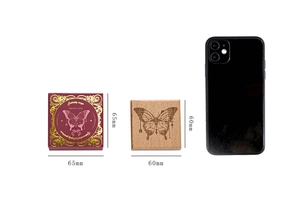 Comparaison de taille détaillée d'un tampon en bois papillon à côté d'un téléphone