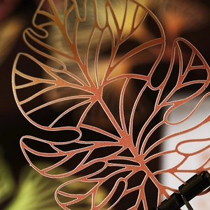 Papel tallado de hoja de Monstera en bronce con detalles huecos láser para manualidades