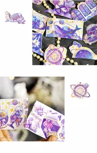Dettaglio macro del nastro vintage viola con balene e motivi stellari da sogno
