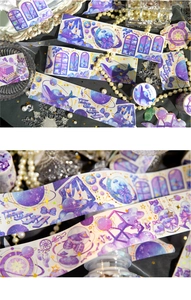 Dettaglio macro del nastro vintage viola con lamina d'oro e motivi celesti