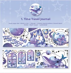 Dettaglio del nastro washi Starry Voyage con illustrazioni di balene e stelle viola