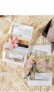 Detail van vintage kanten zakjes met bloemencollage en lint voor DIY scrapbooking decor
