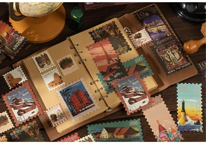Detalle de sellos de viaje retro con estampado plateado para decoración de diario