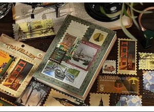 Primer plano de pegatinas de sellos de viaje vintage con monumentos y detalles plateados