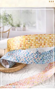 Dettaglio di nastri decorativi PET a trama intrecciata con motivi acquerello fatti a mano