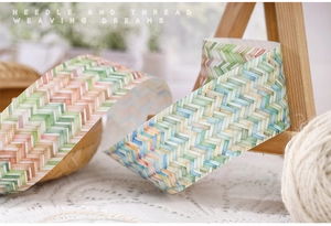 Dettaglio del nastro adesivo PET con motivi a spina di pesce per lo scrapbooking