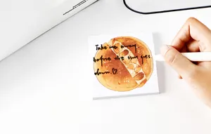 Nahaufnahme eines Brot-Notizblocks mit Gebäck-Illustration für Journaling und Notizen