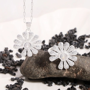 Elegant S925 sterling silver daisy jewelry set with sparkling zircon floral patterns