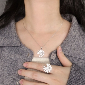 Daisy zircon pendant necklace and ring set in S925 sterling silver with hammer texture