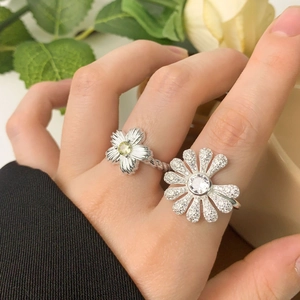 Elegant S925 sterling silver daisy ring featuring sparkling zircon and floral design