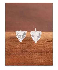 Vue macro de boucles d'oreilles cœur en argent 925 avec pierres de zircone cubique