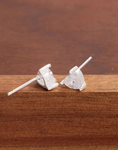 Vue macro détaillée du poinçon argent 925 sur la boucle d'oreille cœur en zircon