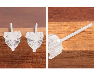 Vue détaillée du poinçon S925 et des boucles d'oreilles cœur en zircone cubique