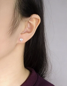 Gros plan sur les boucles d'oreilles cœur en argent S925 avec pierres en zircone