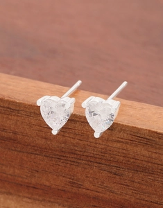 Vue macro de boucles d'oreilles cœur en argent S925 avec zircons cubiques scintillants