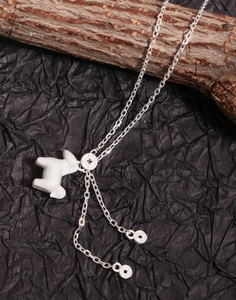 Makro-Detail von S925 Sterling Silber Hasen-Anhänger mit traditionellen Münz-Anhängern