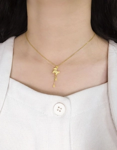 Nahaufnahme der eleganten goldenen Pferdehalskette am Schlüsselbein des Models