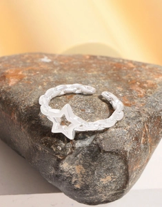 Detail view of the S925 sterling silver chain ring with a hollow star charm