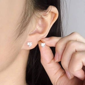 Élégantes boucles d'oreilles cœur en argent 925 avec zircons cubiques brillants