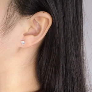 Élégantes boucles d'oreilles en argent S925 avec zircon en forme de cœur sur un modèle