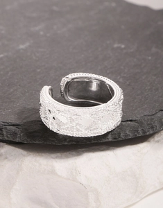 Detailed view of S925 sterling silver ring with intricate woven lace texture on stone