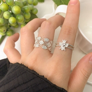 S925 sterling silver honeycomb lace ring set with clover petals and heart-shaped zircon