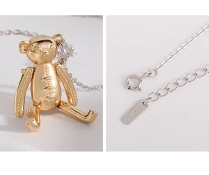 Détail du pendentif ours doré avec poinçon S925 argent et fermoir chaîne élégant