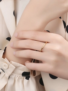 Gros plan détaillé d'une bague en argent S925 dorée au design de bambou sur un doigt