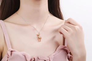 Gros plan d'un collier avec pendentif ourson en or s925 pour femmes