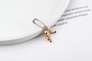 Détail de boucles d'oreilles épingle en argent S925 avec pendentif ours doré
