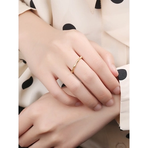 Bague ouverte en argent S925 doré motif bambou minimaliste portée par un mannequin