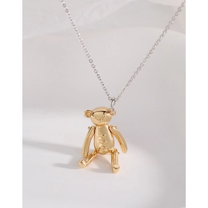 Pendentif ours en peluche 3D doré avec fine chaîne en argent sur fond clair