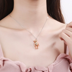 Collier chic en argent 925 avec pendentif ours doré 3D porté par un mannequin