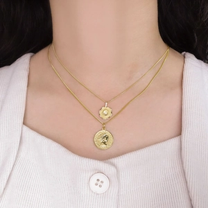 Collier double rang en argent s925 doré avec pendentifs pièce vintage et soleil
