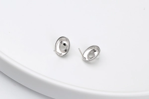Detailed close-up of S925 sterling silver stud earrings with spiral pearl design
