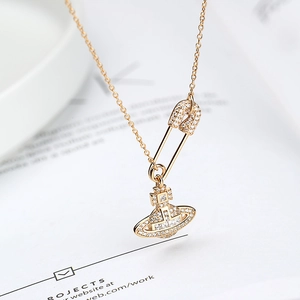 Elegante collar de plata S925 dorada con imperdible de diamantes y colgante de planeta
