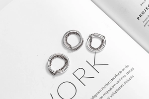 Dettaglio di anelli minimalisti in argento sterling S925 con design a catena elegante