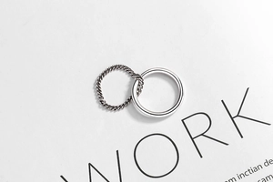 Dettaglio di anelli intrecciati in argento sterling S925 con design a maglia di catena lucida