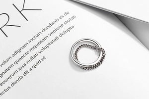 Dettaglio dell'anello in argento S925 con catena a doppio strato e design a fascia liscia