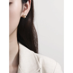 Minimalist S925 silver pearl stud earrings with vintage spiral texture on female model