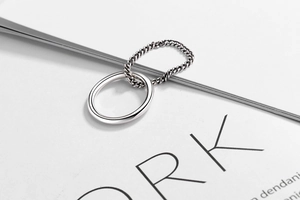 Dettaglio dell'anello a catena in argento sterling S925 con design circolare lucido minimal