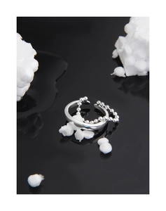 Dettaglio dell'anello a doppio strato in argento sterling S925 con catena a sfere