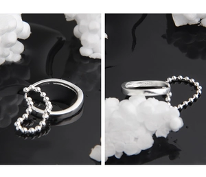 Dettaglio macro dell'anello in argento sterling S925 con doppia catena a sfere e marchio