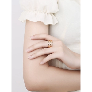 Minimalist gold triple-layer streamline ring in S925 silver for an elegant feminine look