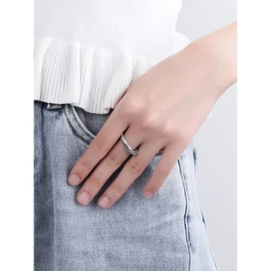 Anello doppio in argento S925 con design a catena intrecciata e fascia liscia minimalista