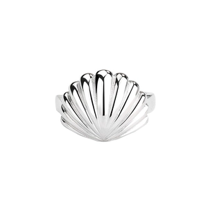 Minimalist S925 sterling silver ring featuring a polished scallop shell design on white background