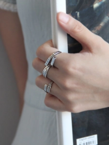 Nahaufnahme von S925 Silberringen im Retro-Stil mit geometrischen Linien auf der Hand