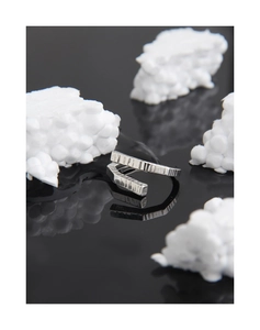 Detailaufnahme des S925 Sterling Silber Rings mit vertikaler Textur und geometrischem Design