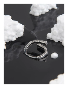 Makroaufnahme von S925 Sterling Silber Ring mit zwelagiger industrieller Textur