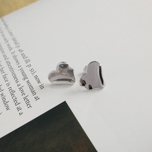 Close-up of S925 sterling silver heart earrings with a liquid metal mirror finish